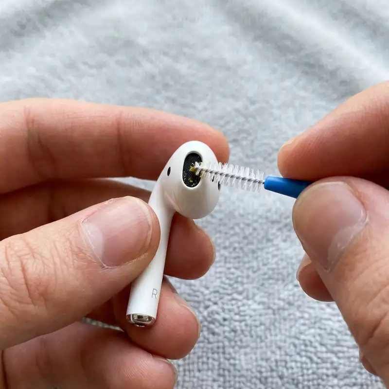 Cleaning JBL Wave Flex contact pins
